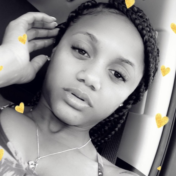 Profile Picture of Javona Snyder (@javonasnyder) on Poshmark