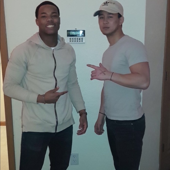 Profile Picture of Julian Thornton (@ju20) on Poshmark