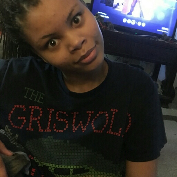 Profile Picture of Arion Woolfolk (@ari_fullwood) on Poshmark