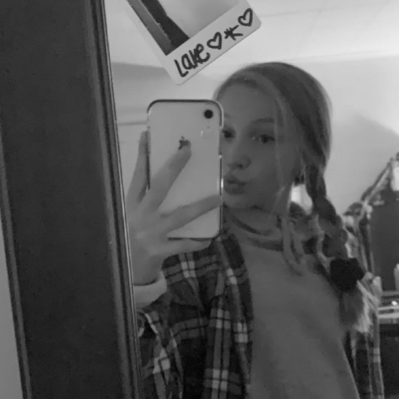 Lexi Haselkorn - Poshmark Profile Picture of Lexi Haselkorn (@lexihaselkorn) on Poshmark