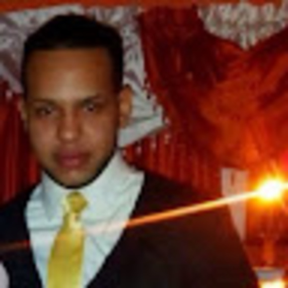 Profile Picture of Edward Alvarez (@edua90s) on Poshmark