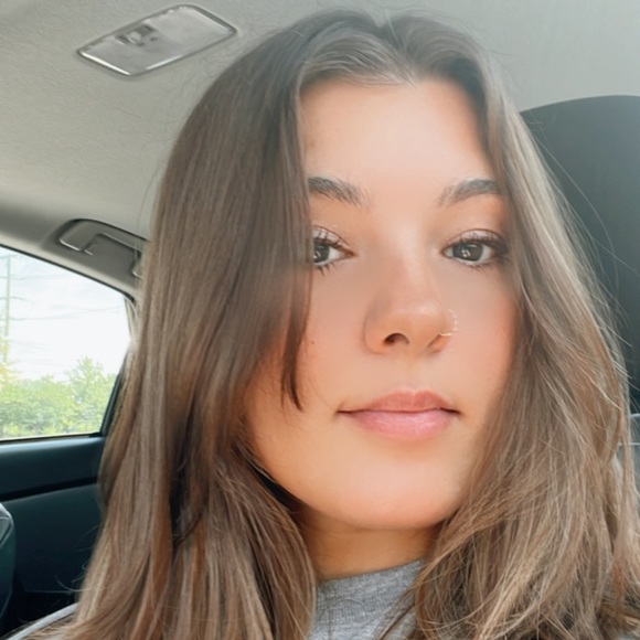 Profile Picture of Julia Railey (@juliarailey) on Poshmark