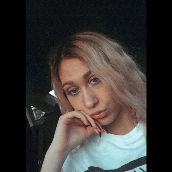 Profile Picture of Alexa Keller (@alexa_keller) on Poshmark