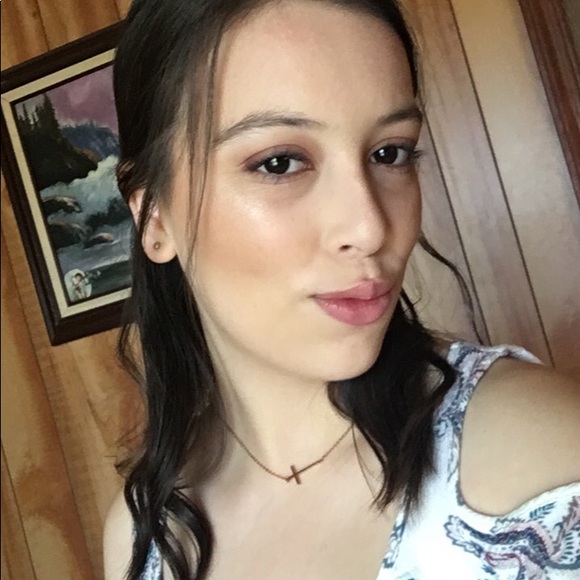 Profile Picture of Karely Alvarez (@karelyalvarez) on Poshmark