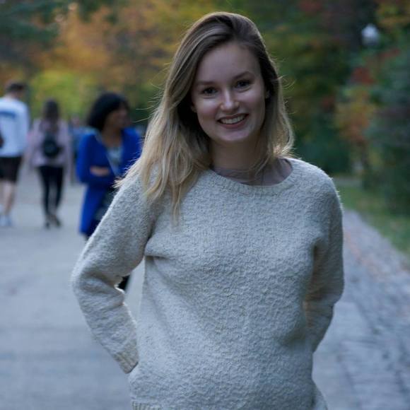 Profile Picture of Mary Holdsworth (@mary_holdsworth) on Poshmark