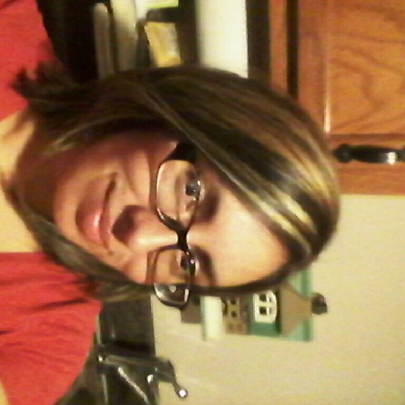 Profile Picture of Crystal Luera (@cr4stal) on Poshmark