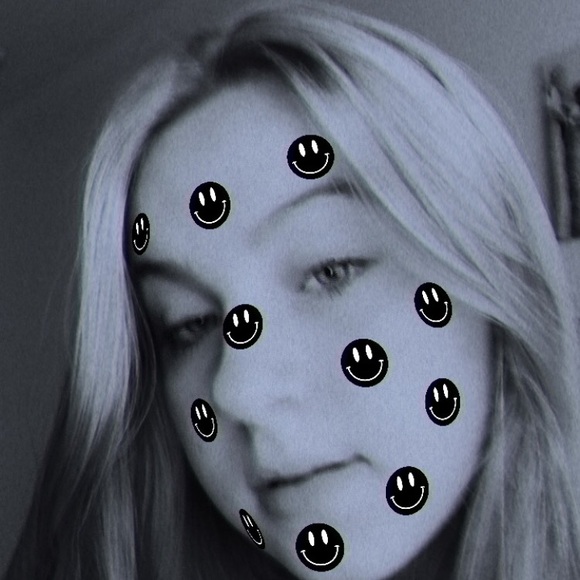 Profile Picture of Amber Frohock (@ambernicole0113) on Poshmark