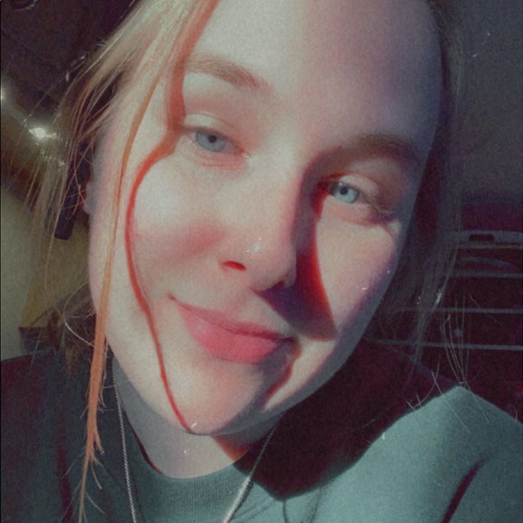 Profile Picture of Tori Craig (@toricraig) on Poshmark