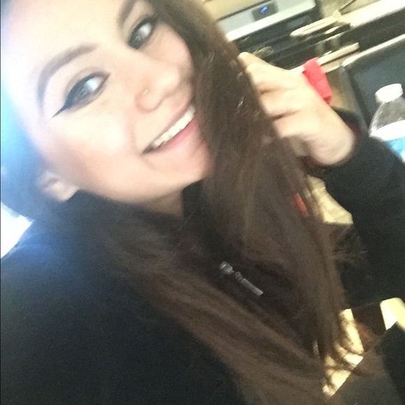 Profile Picture of Cynthia Barraza (@cynthiapb) on Poshmark