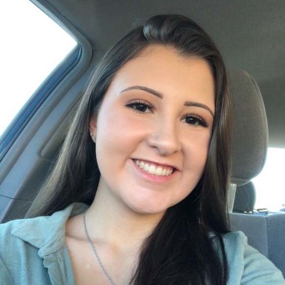 Profile Picture of Haley Ramirez (@haleyramirez_) on Poshmark