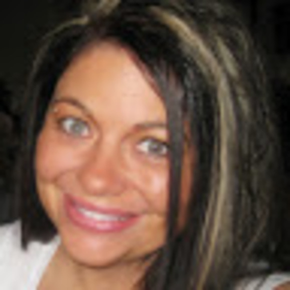 Profile Picture of Michelle Diemel (@michellediemel) on Poshmark