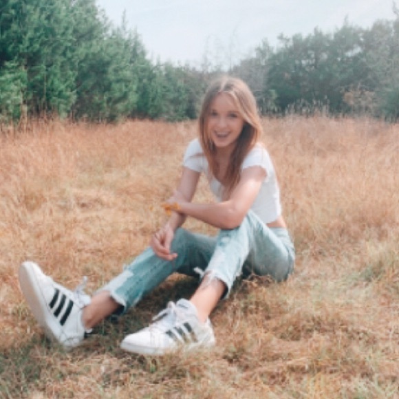 Profile Picture of Piper Hill (@piperhill17) on Poshmark