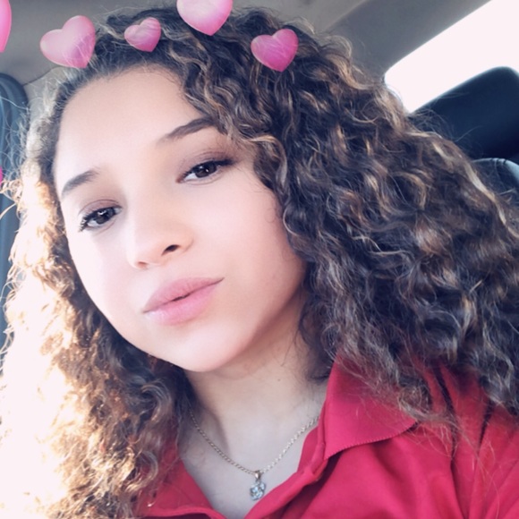 Profile Picture of Abryna Deluna (@abrynad) on Poshmark