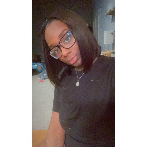 Yasmin Elandria - Poshmark Profile Picture of Yasmin Elandria (@sincerely_yew) on Poshmark