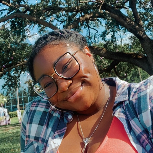 Profile Picture of Sarah Andrews (@sea_0404) on Poshmark