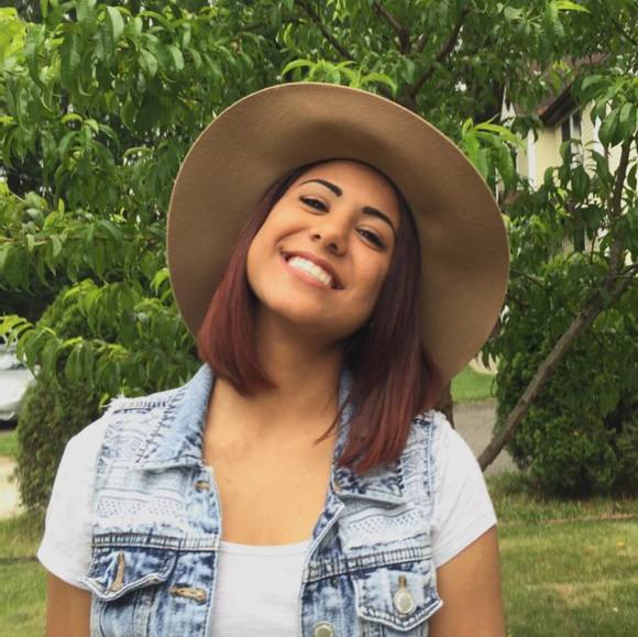 Profile Picture of Veronica Galvao (@vegalvao) on Poshmark