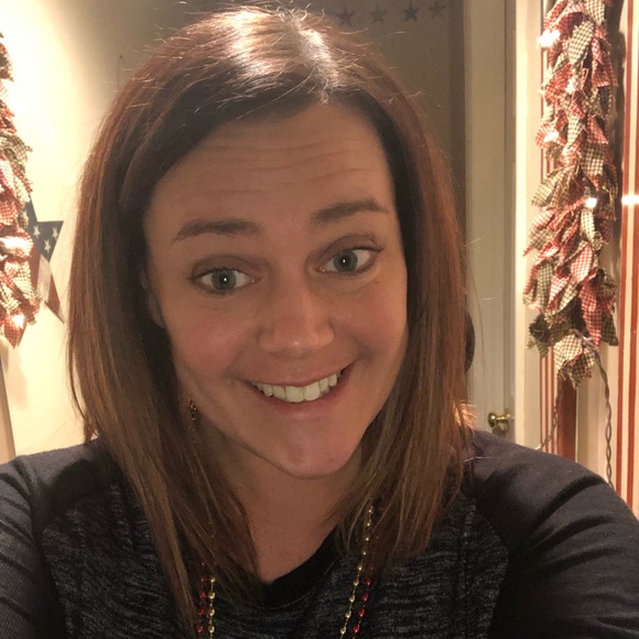 Profile Picture of Nikki Adamy (@nikkiadamy) on Poshmark