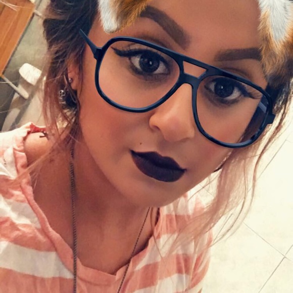 Profile Picture of Michelle Mancilla (@scshely) on Poshmark