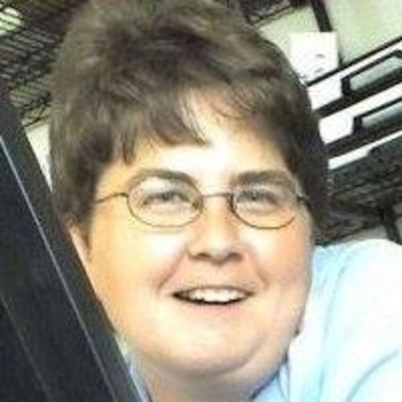 Profile Picture of Mandy Holcomb (@mandylynnn82) on Poshmark