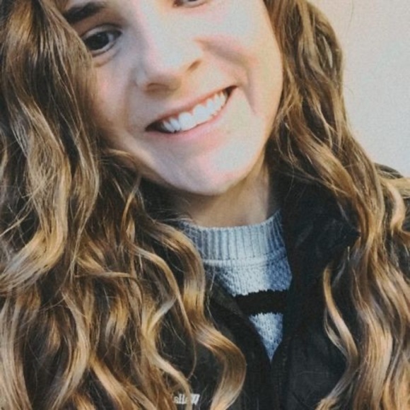 Profile Picture of Jennifer Duede (@jennifercombs22) on Poshmark