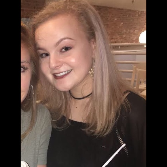 Profile Picture of Alison Michaux (@alisonmich) on Poshmark