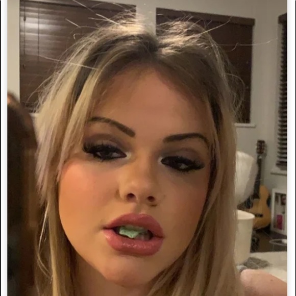 Profile Picture of Julia Molloy (@juliamolloy542) on Poshmark