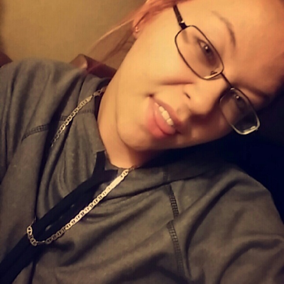 Profile Picture of Amanda Weeden (@panda0826) on Poshmark