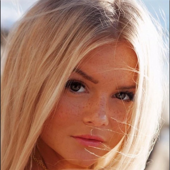 Profile Picture of Ashleigh Blore (@ashleighblore91) on Poshmark