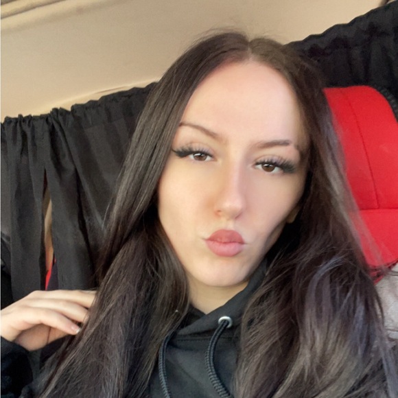 Profile Picture of Abby Ciparelli (@abbyciparell457) on Poshmark