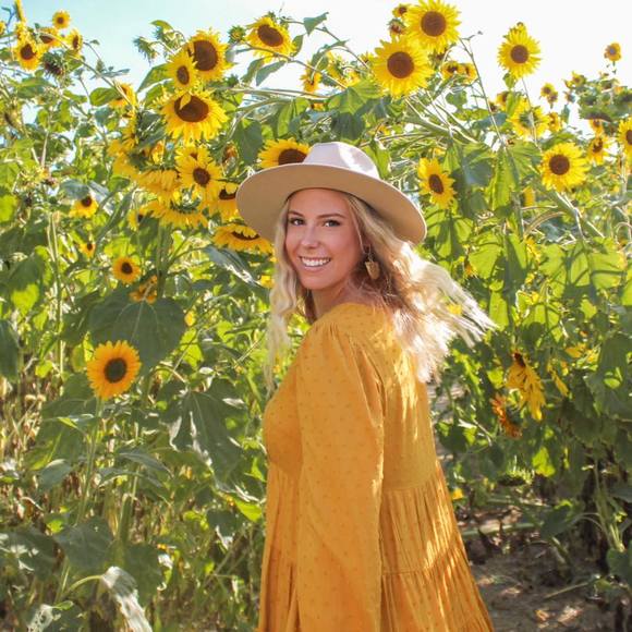 Profile Picture of Laura Stapleton (@laurastaplet319) on Poshmark