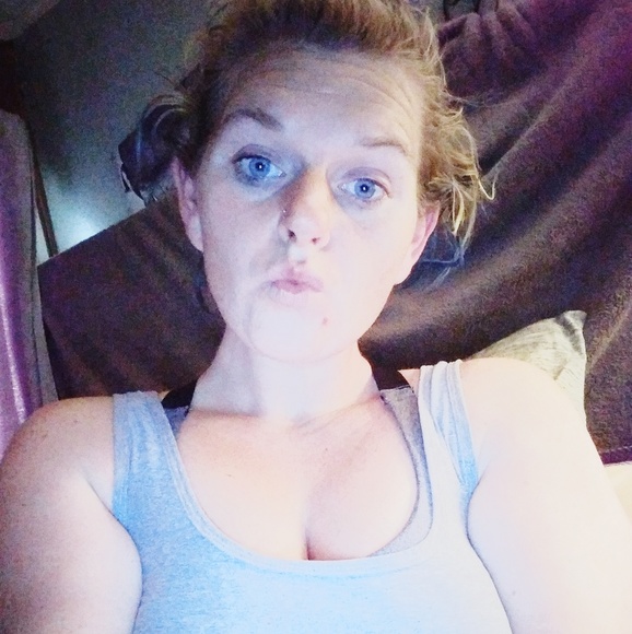 Profile Picture of Kimmie Stern (@kimmiestern) on Poshmark