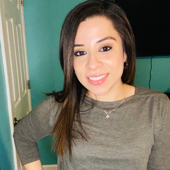 Profile Picture of Astrid Violante (@astridviolante) on Poshmark