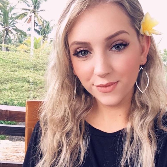 Profile Picture of Haley Denton (@hnicholed08) on Poshmark