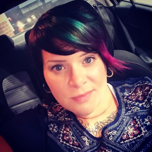 Profile Picture of Amanda Simonds (@bonnieblu11) on Poshmark