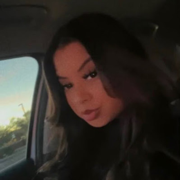 Profile Picture of Danielle Farinas (@daniellefari403) on Poshmark