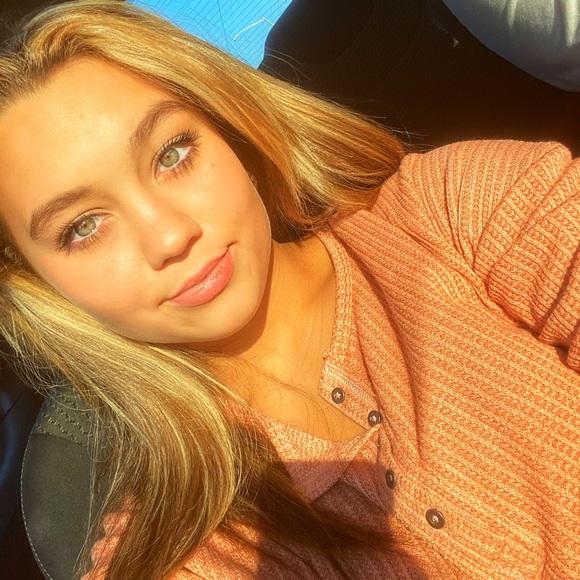 Profile Picture of Mandi Martin (@mandimartin376) on Poshmark