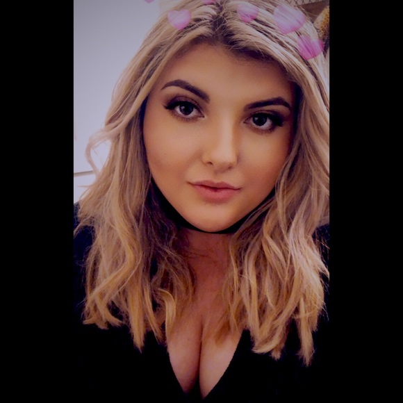 Angelina Doneva - Poshmark Profile Picture of Angelina Doneva (@angelina_doneva) on Poshmark