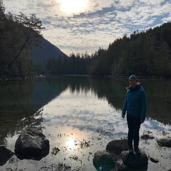 Cassie Bloy - Poshmark Profile Picture of Cassie Bloy (@cbloy_18) on Poshmark