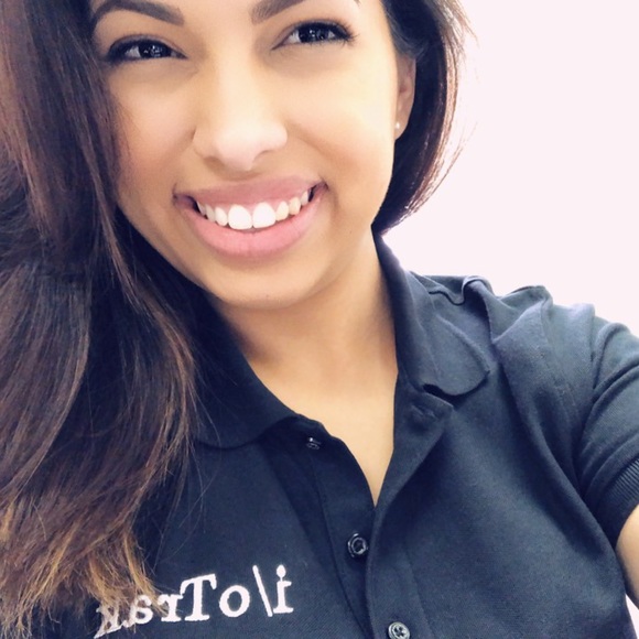 Profile Picture of Itzel Martinez (@itzelnichole) on Poshmark