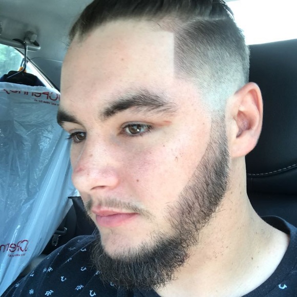 Profile Picture of Thomas Trawick (@trawick16) on Poshmark