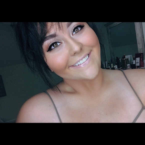 Profile Picture of Bonnie Capdepon (@bonniejean98) on Poshmark
