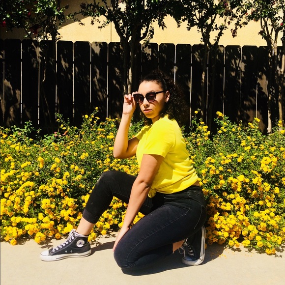 Profile Picture of Damiana White (@damianawhite) on Poshmark