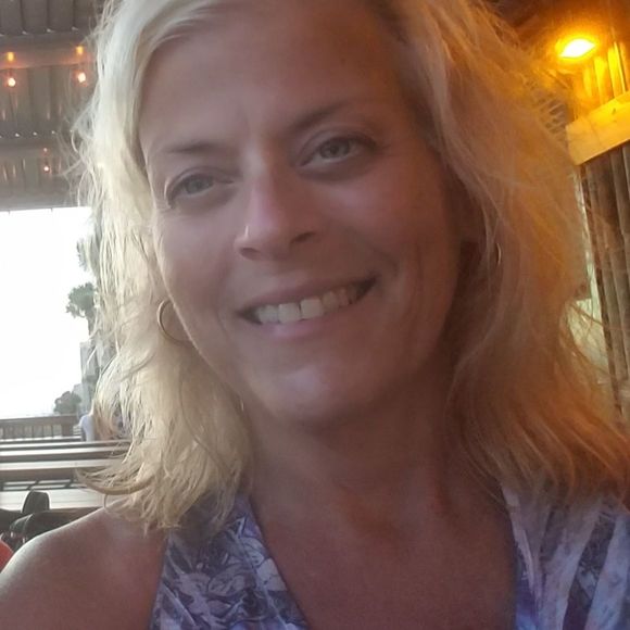 Profile Picture of Lynn Cloud (@lynncloud) on Poshmark