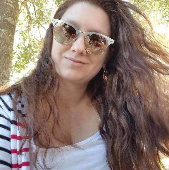 Profile Picture of Ludmila Ducantoni (@ducantoni) on Poshmark