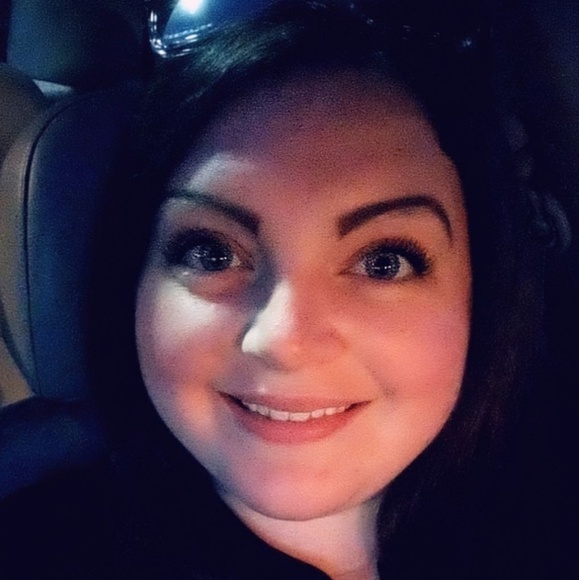 Profile Picture of Alicia Mathes (@adebolt00) on Poshmark