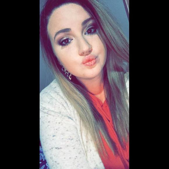 Profile Picture of Grace Dowling (@gracedowling) on Poshmark