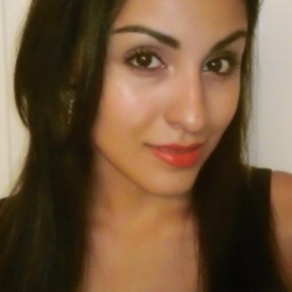 Profile Picture of Sara Woodbridge (@sarawoodbridge) on Poshmark