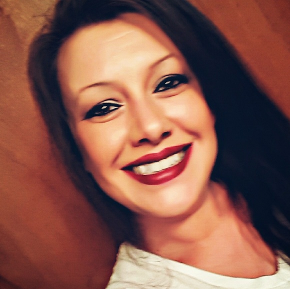 Profile Picture of Crystal Witmore (@foxyred8187) on Poshmark