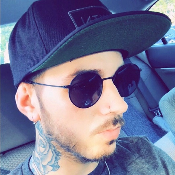 Profile Picture of Jesse Santoro (@issavibee) on Poshmark