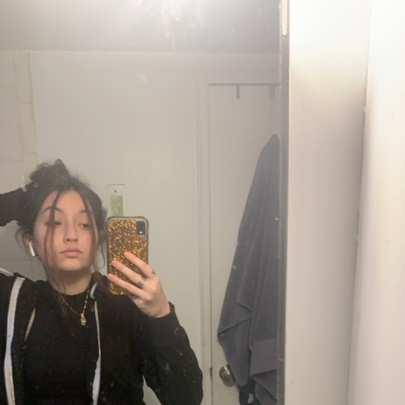 Profile Picture of Mikaila Posniak (@mikaila11235) on Poshmark